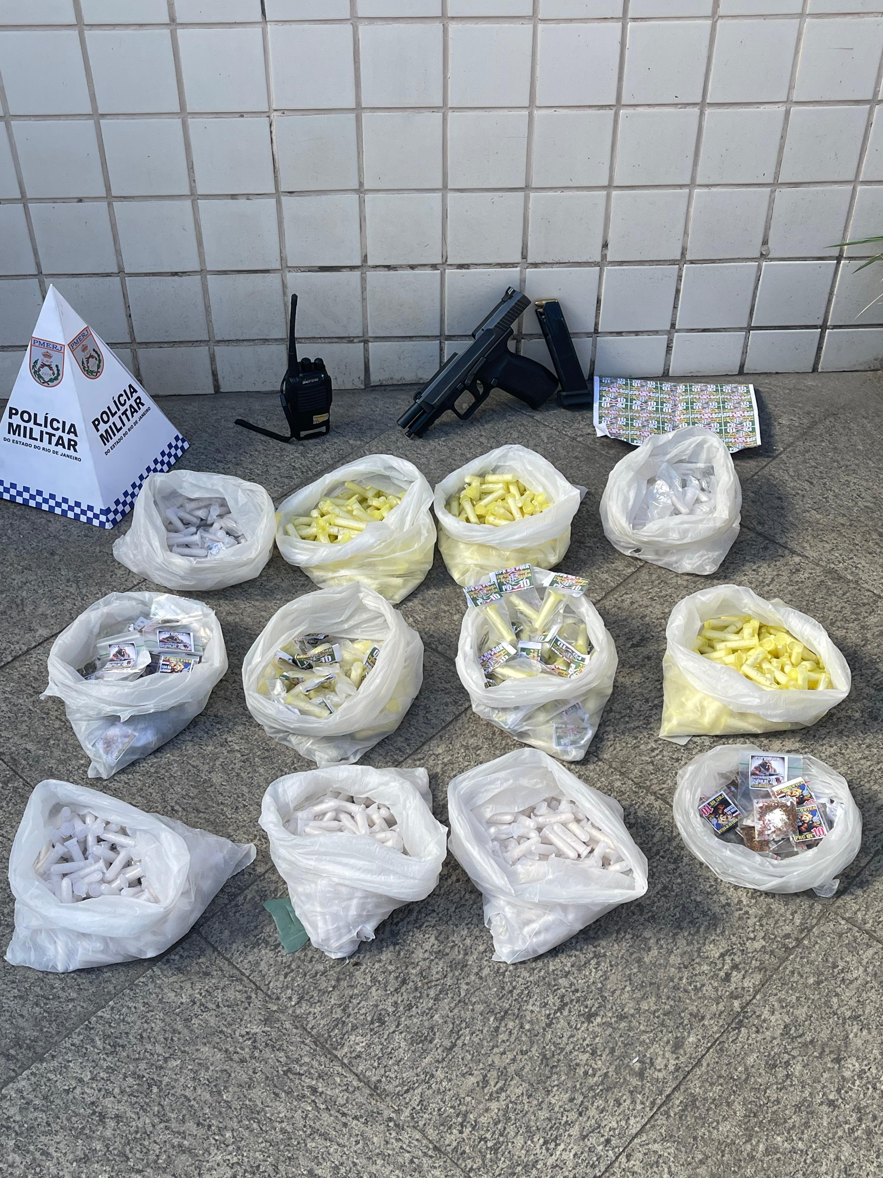 7º BPM prende três traficantes e apreende drogas e arma no Complexo do Salgueiro